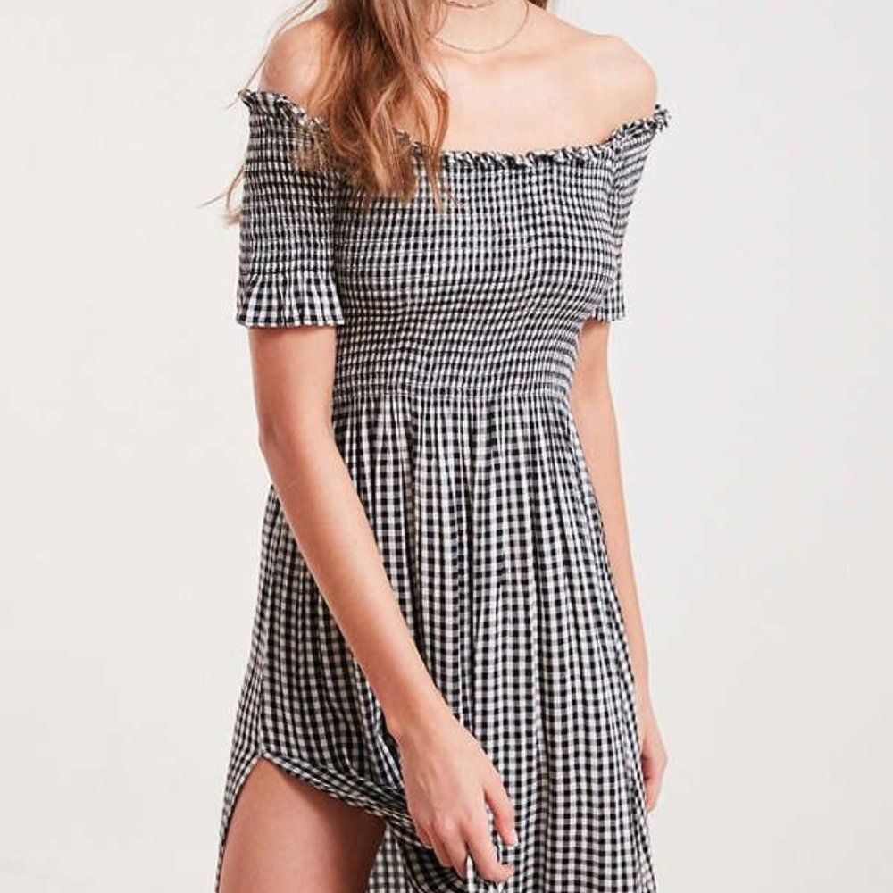 kimchi blue • smocked gingham off shoulder midi dress - Picture 2 of 8